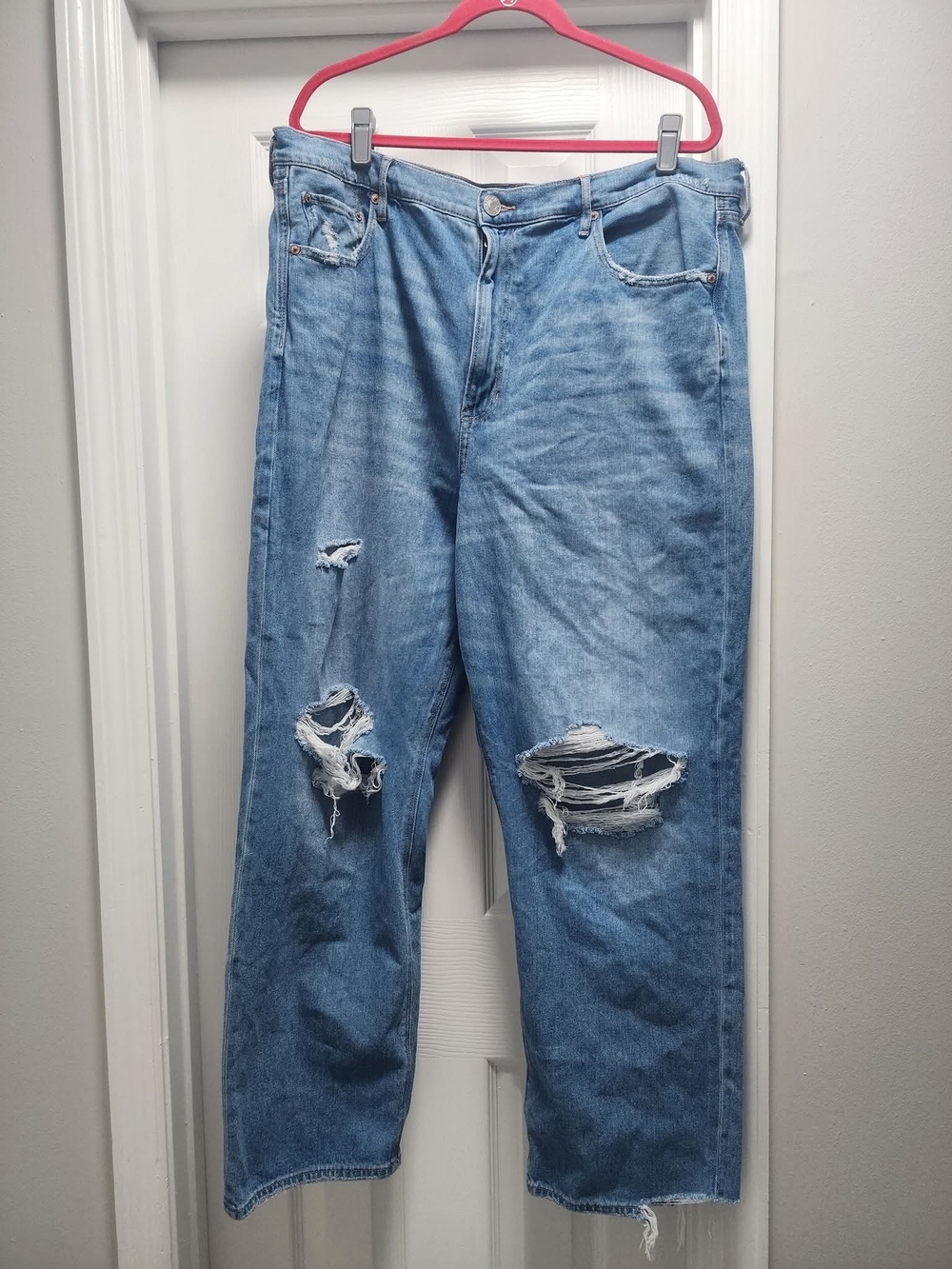 American Eagle Outfitters Light Blue Distressed Relaxed Jeans